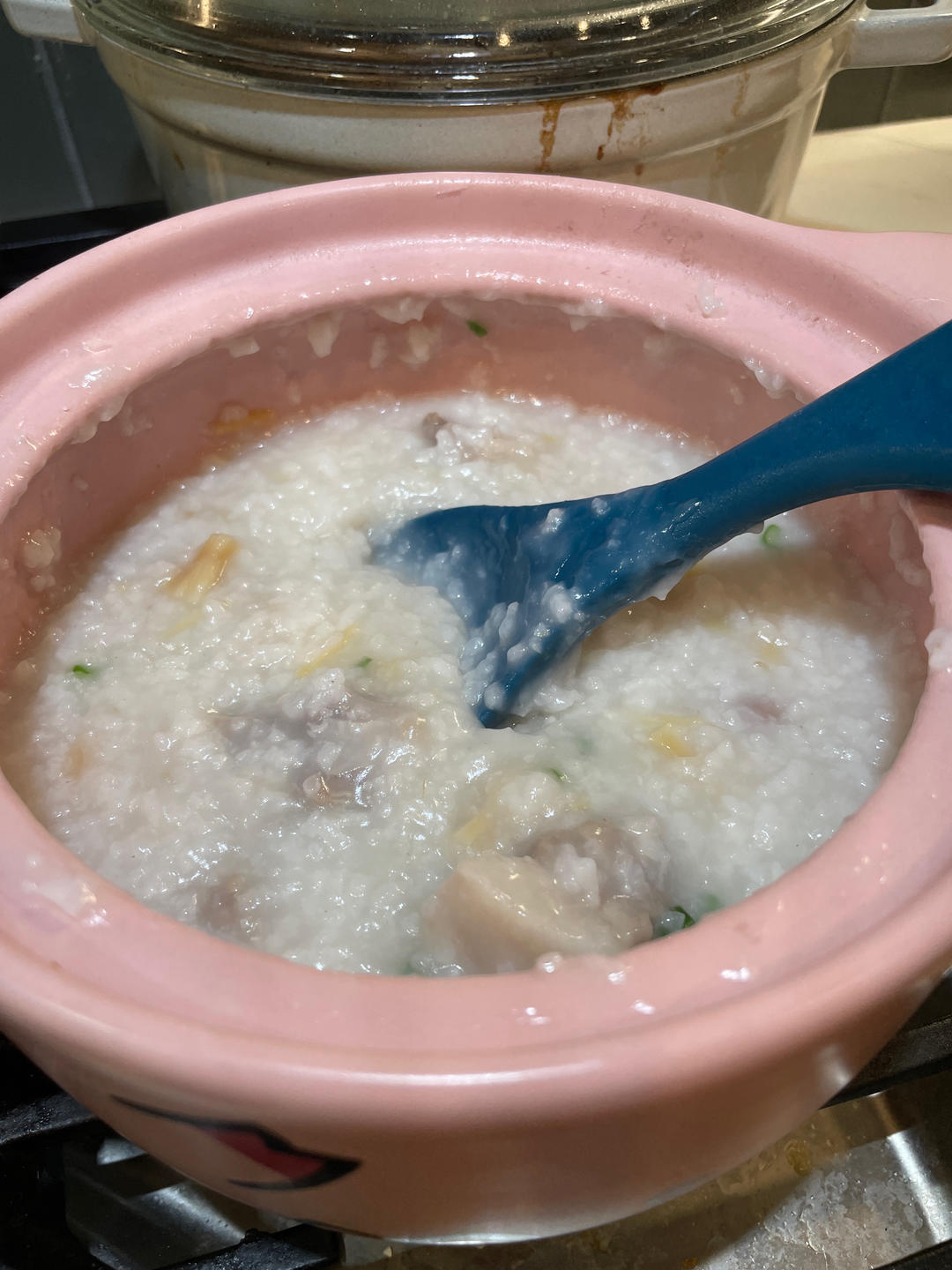 大排档的广式特色咸骨粥