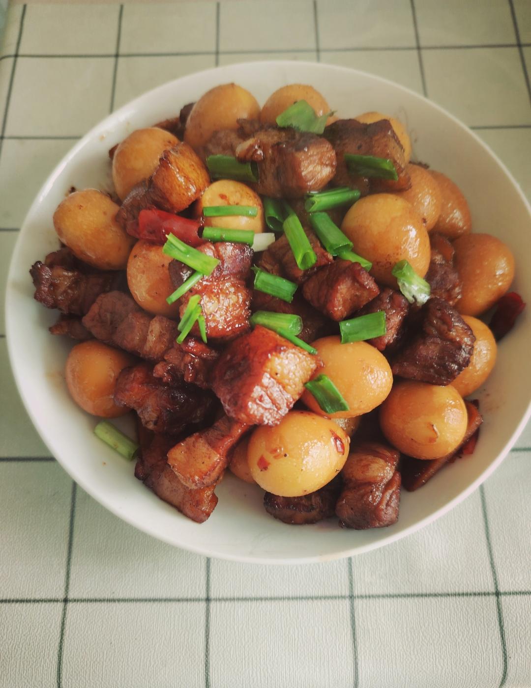 红烧肉炖鹌鹑蛋