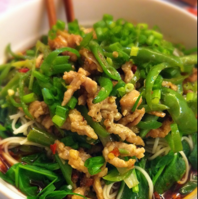 545451081做的青椒肉丝面