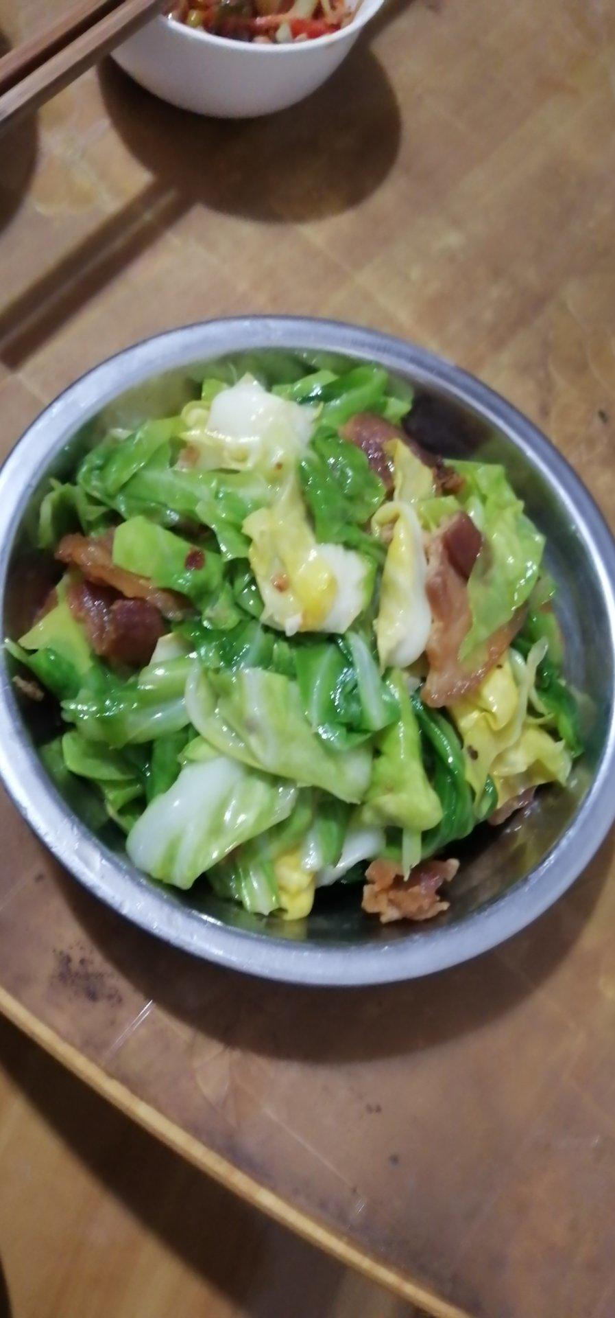 五花肉炒手撕包菜