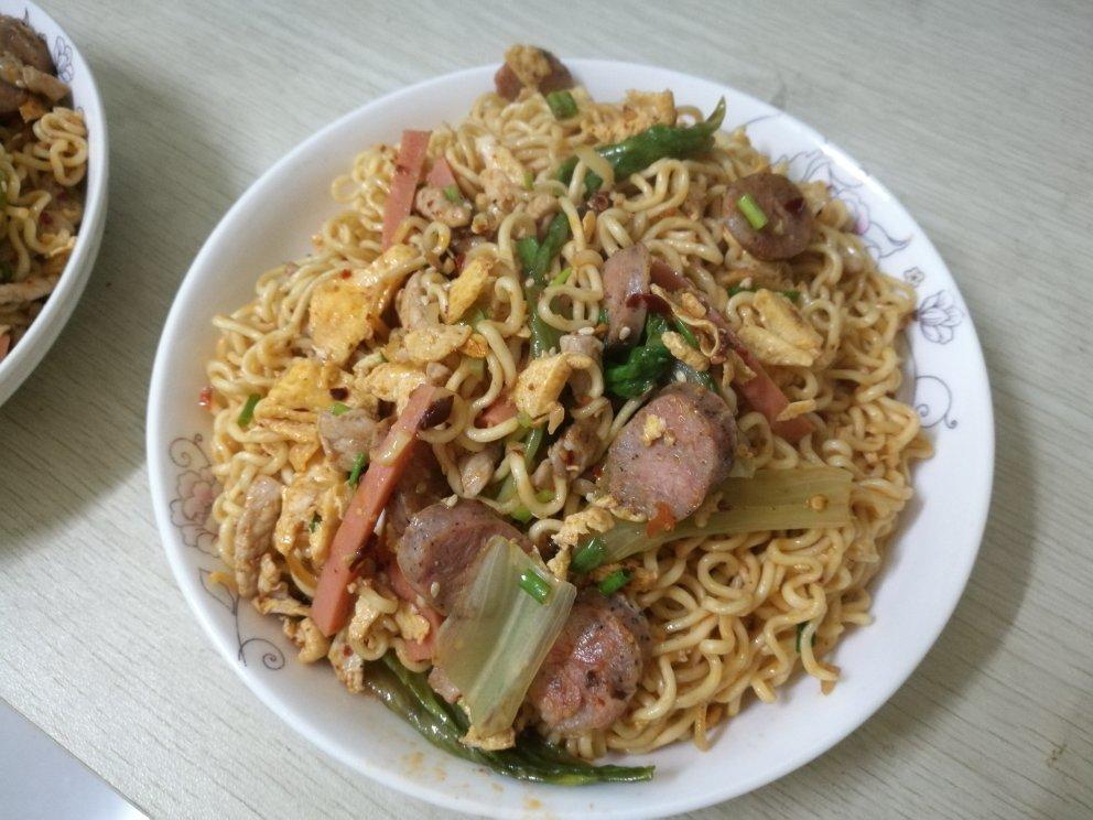 路边摊风味炒方便面