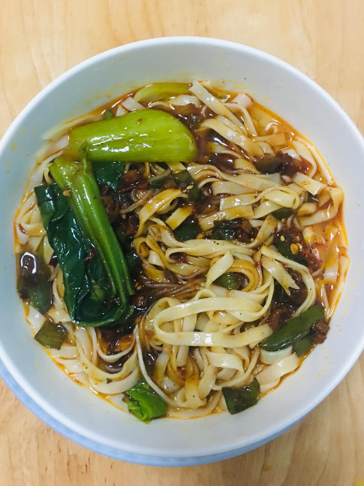 一碗自制麻辣肉酱小面