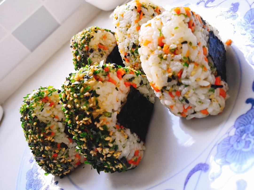 金枪鱼芝麻手捏饭团