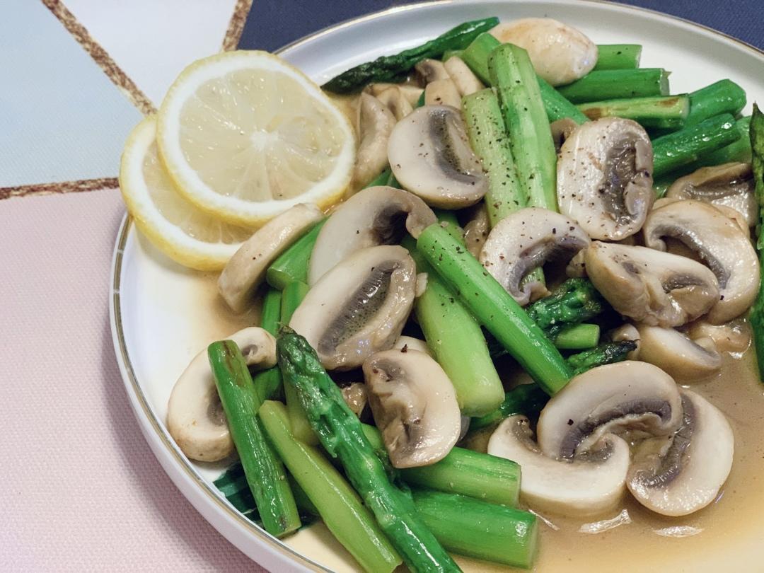 芦笋炒蘑菇