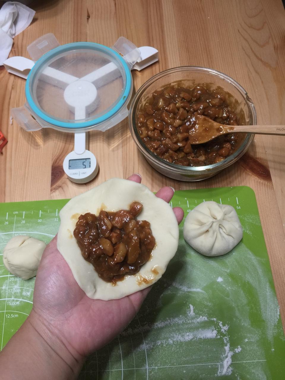 云朵般松软爆浆蜜汁叉烧包