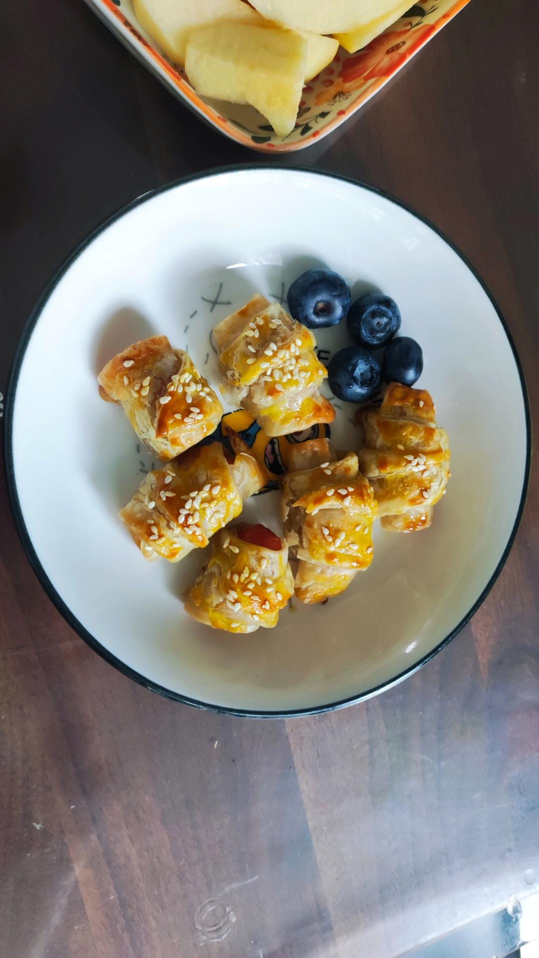 香肠酥皮卷：手抓饼皮还能这样吃，不用和面快速搞定早餐