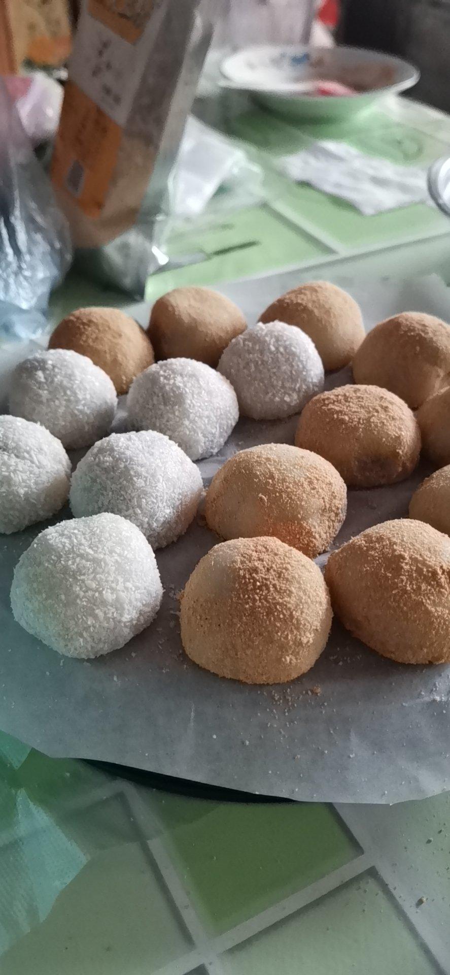 杜小块做的自制糯米糍(花生黑芝麻和豆沙夹心)