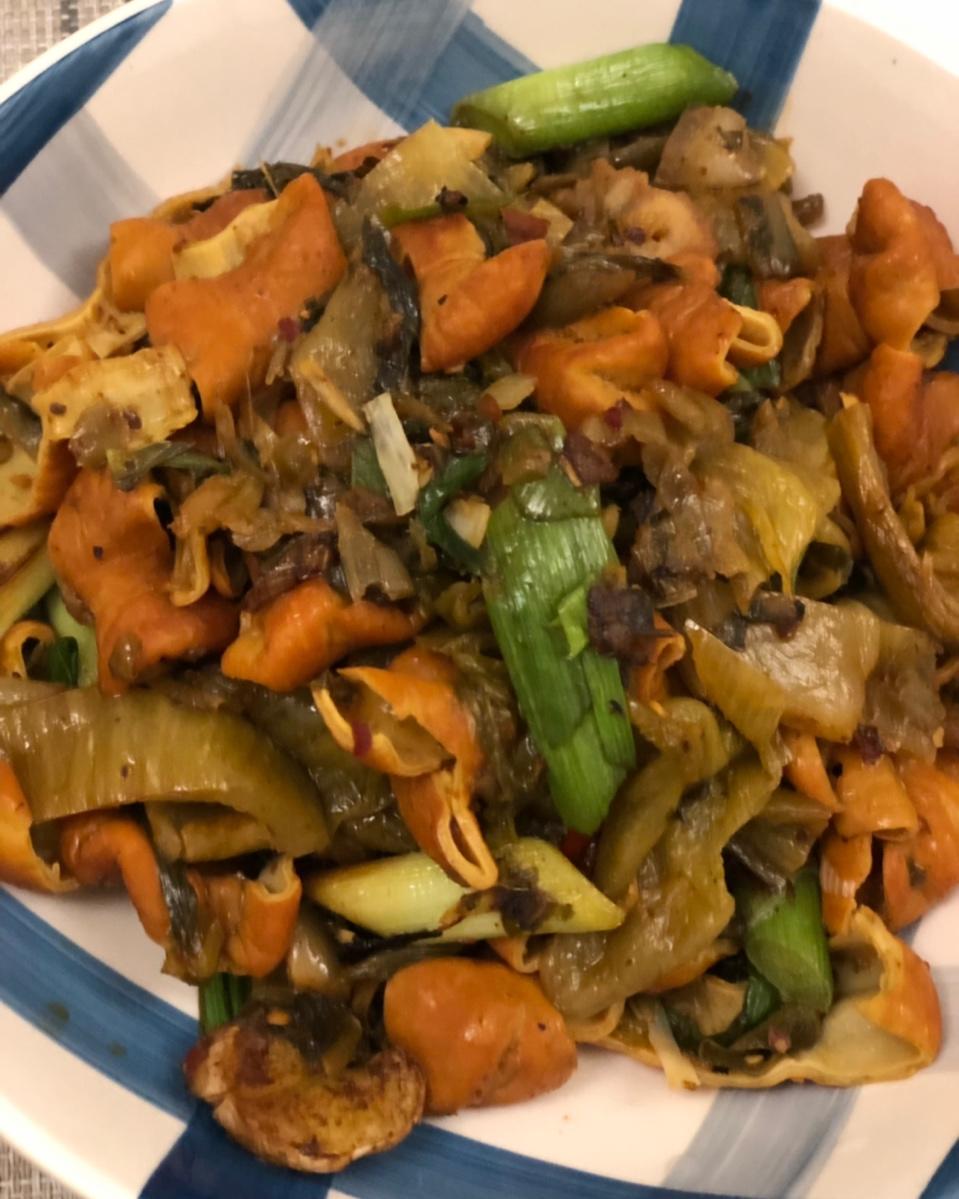 酸菜辣椒炒肥肠