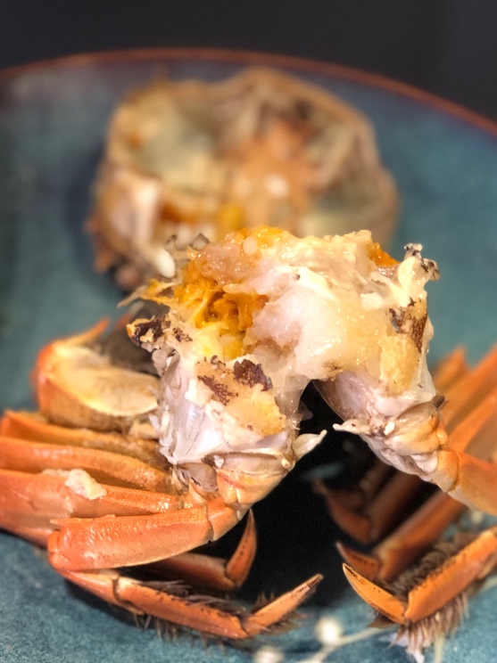 十二月是最美品蟹季，喜欢公蟹的大白膏，厚实而粘糯的做法
