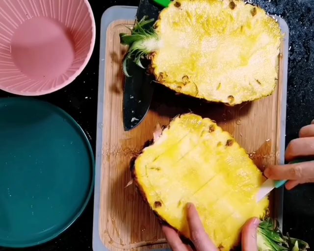 菠萝炒饭（附挖菠萝肉教程）的做法 步骤4