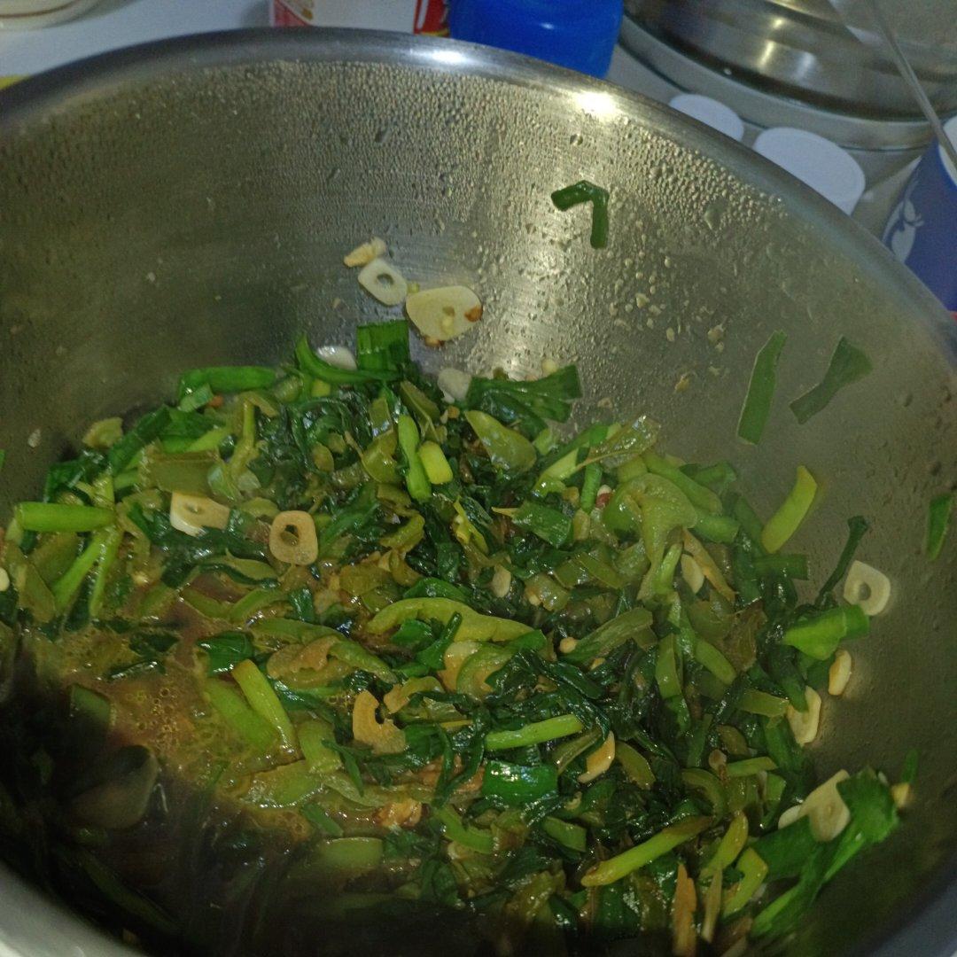 擂辣椒炒土韭菜