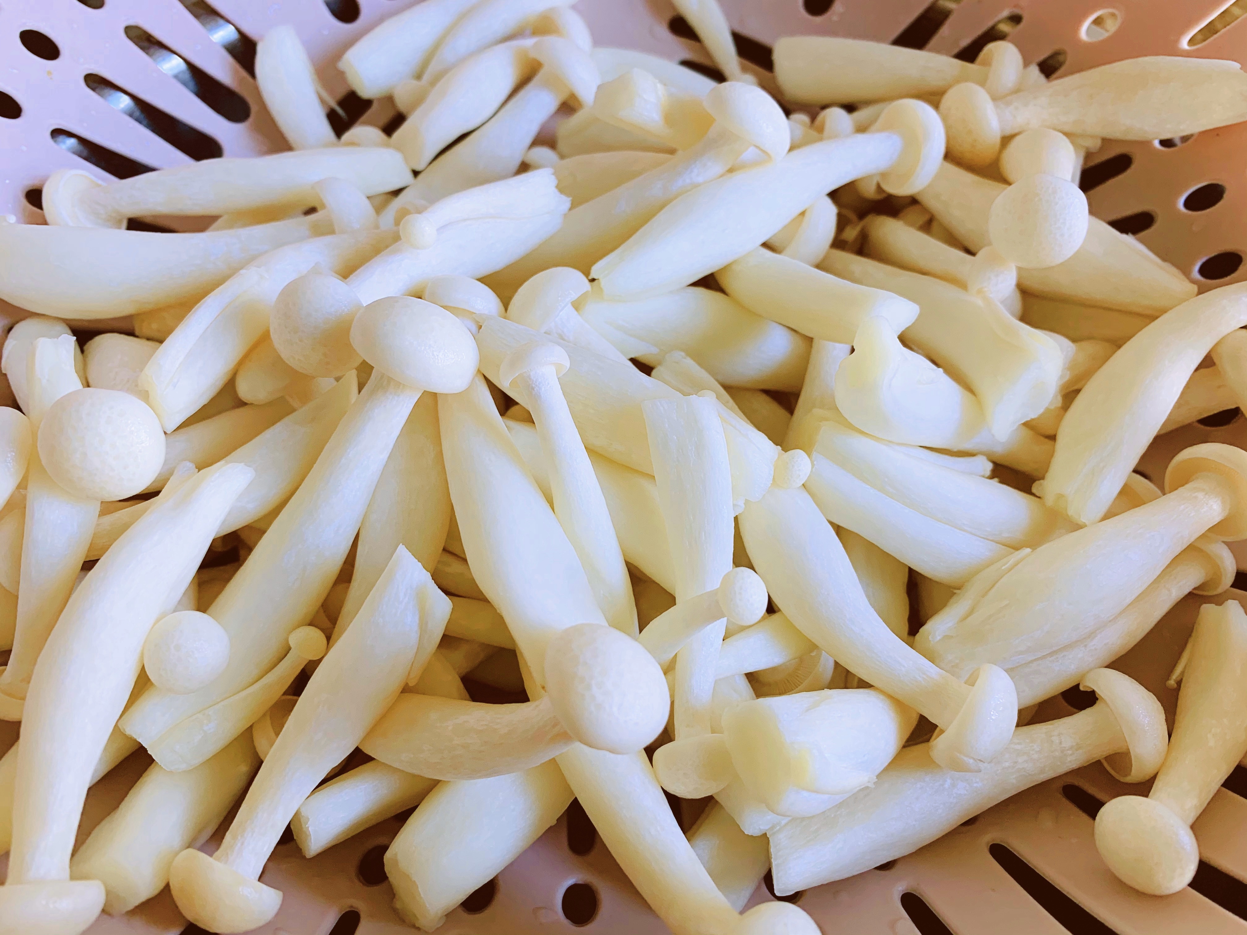 清香适口脆嫩鲜滑的小炒—黄瓜白玉菇的做法 步骤1