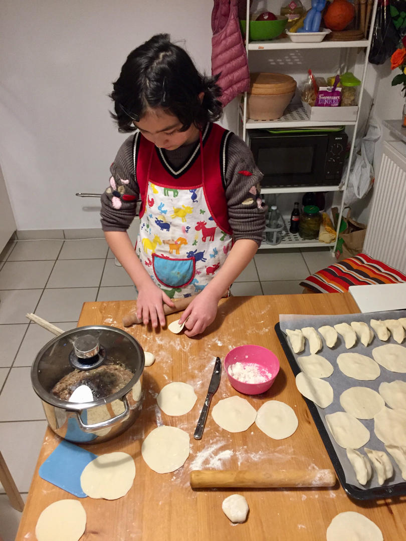 和女儿们一起烧菜