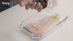 《Tinrry+》烤箱菜：干脆面龙利鱼的做法 步骤2