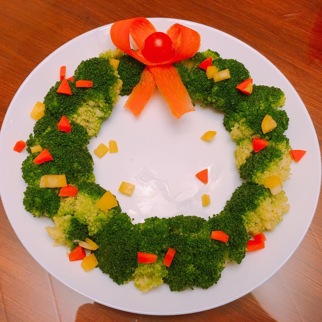 西兰花圣诞花环沙拉