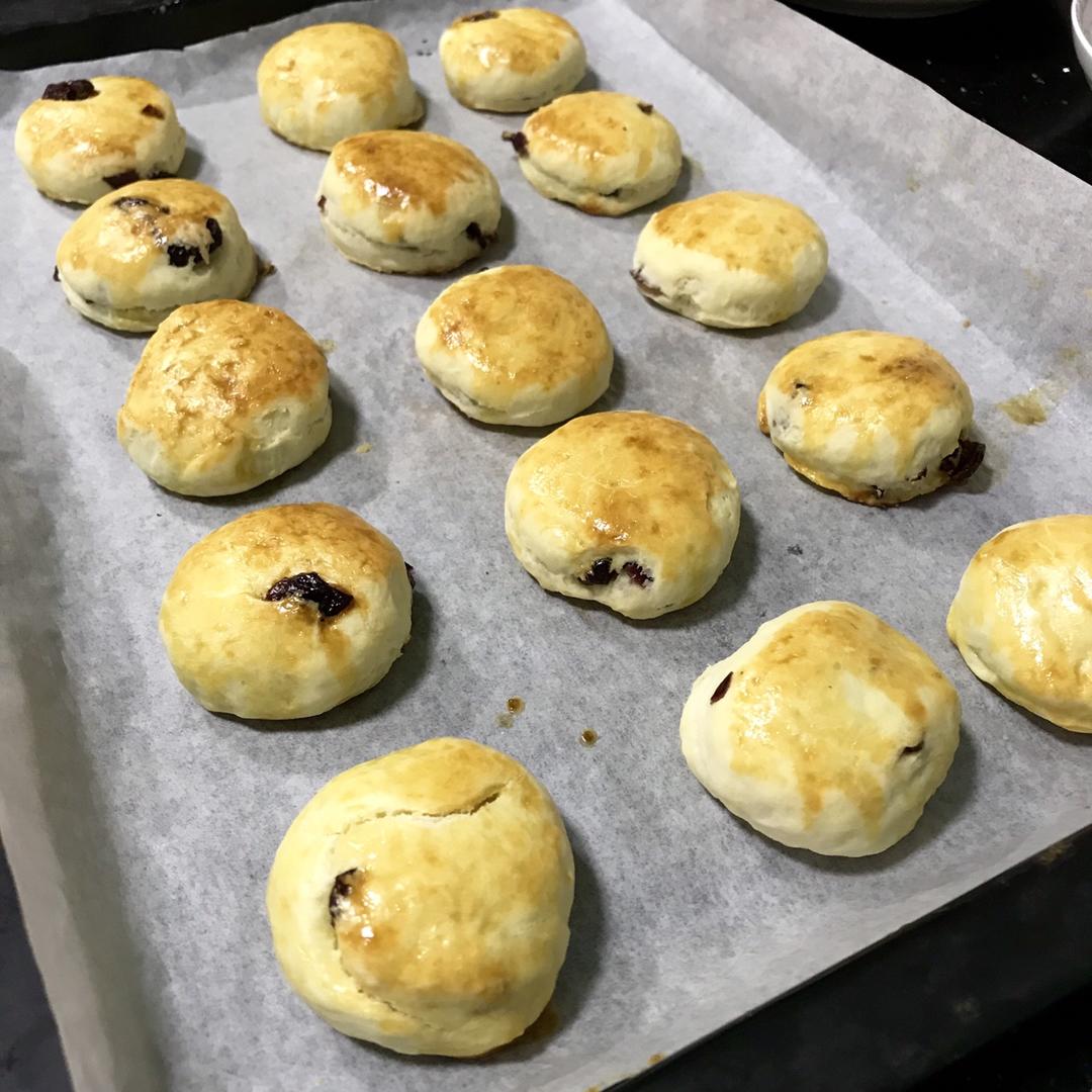 【视频】3分钟 奶油司康Scone(可能是世界上最快手的司康) 消耗淡奶油～