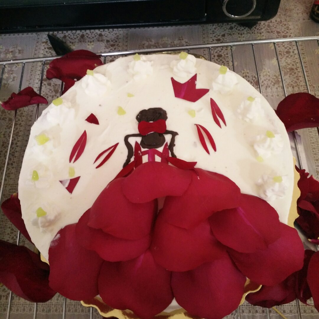 玫瑰花瓣生日蛋糕