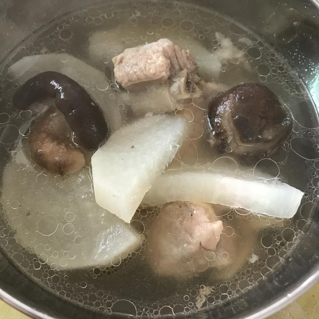 香菇萝卜排骨汤