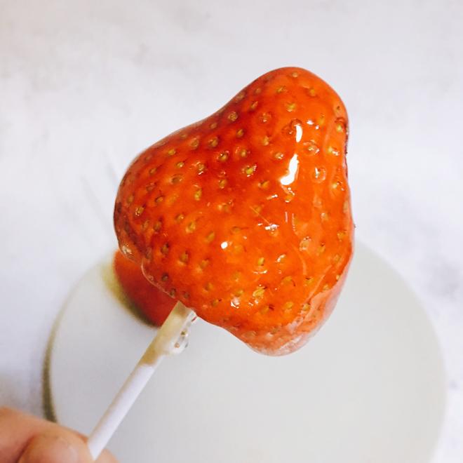 草莓冰糖葫芦的做法