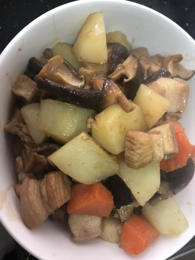 猪肉炖香菇土豆胡萝卜