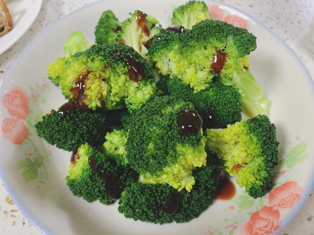 好吃到爆的耗油蒜蓉西兰花(从不修图，喜欢请关注)