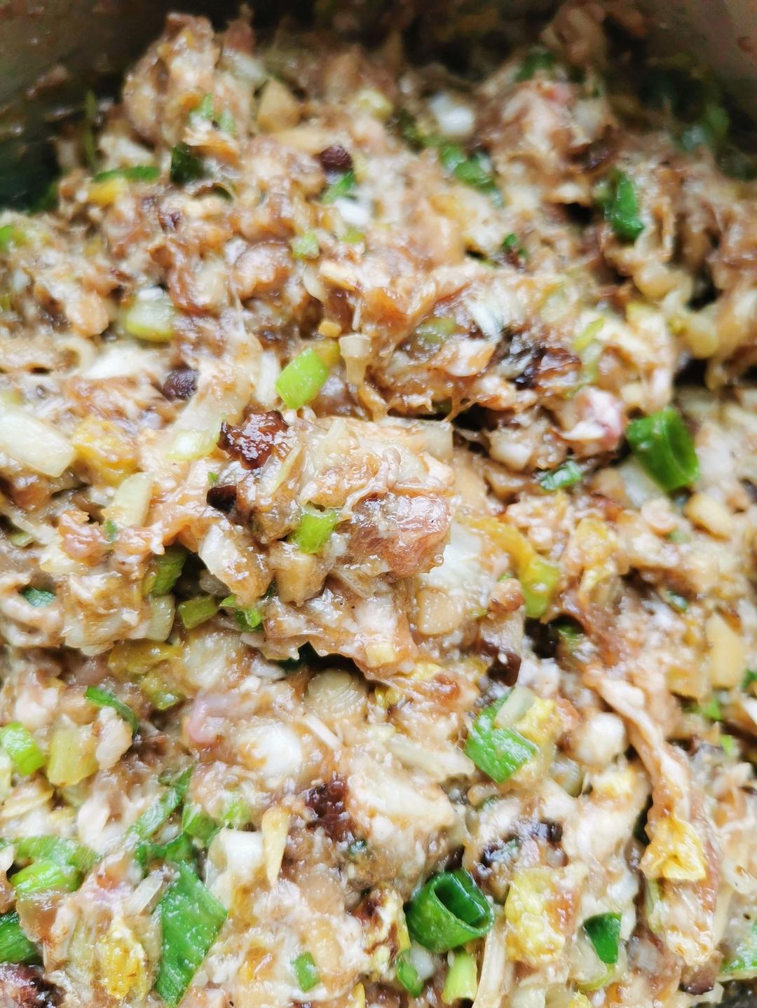 松软多汁的香葱香菇肉包子
