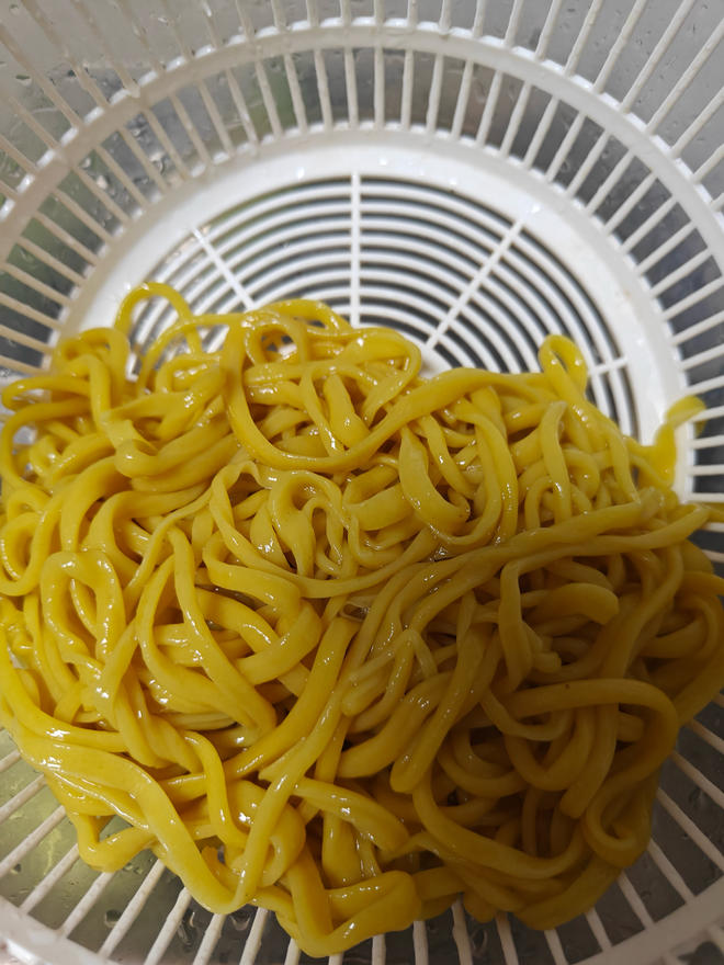 【新疆黄面(拉条子)的做法步骤图】小笼包泡菜妹回家做饭_下厨房