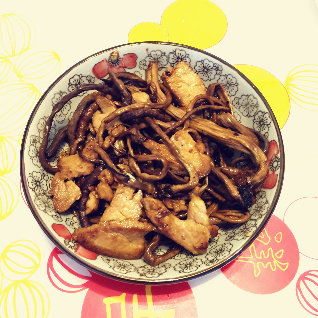 五花肉干锅茶树菇