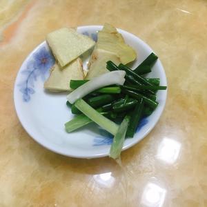 具有潮汕风味的咸菜焖脆肉皖的做法 步骤3
