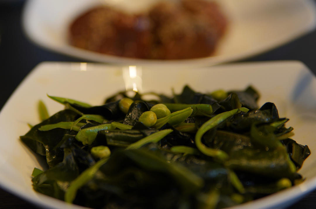 爽脆与爽滑兼具的豌豆芸豆炒裙带菜