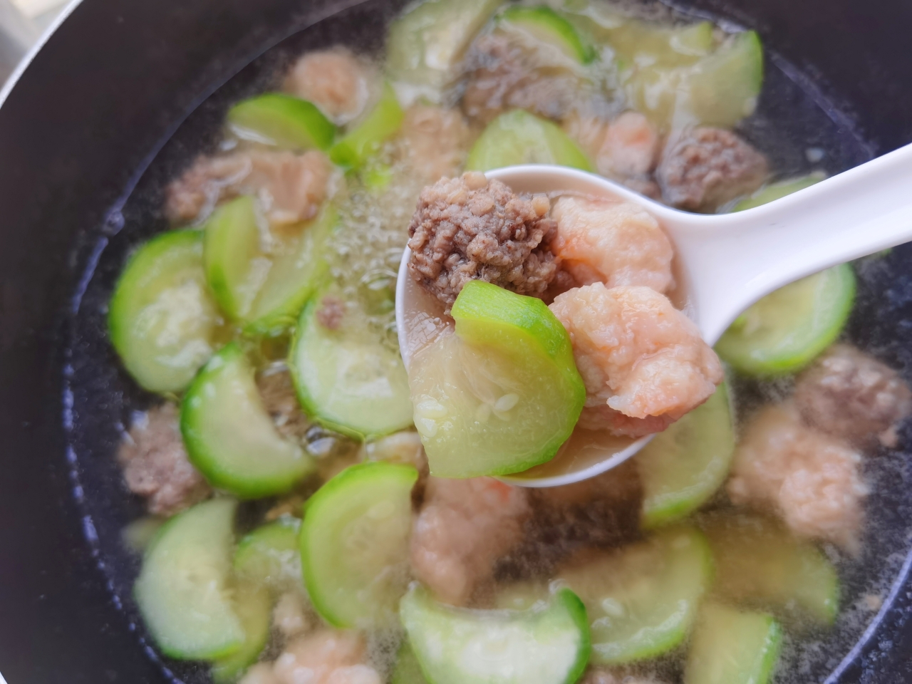虾滑肉丸丝瓜汤🥒巨好喝❗️的做法