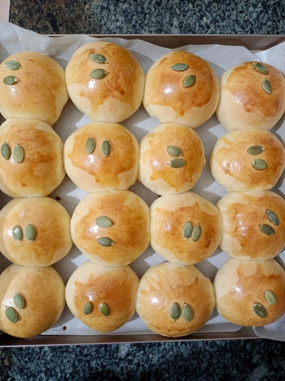 大人小孩都爱不释口的【蜂蜜牛奶小餐包】