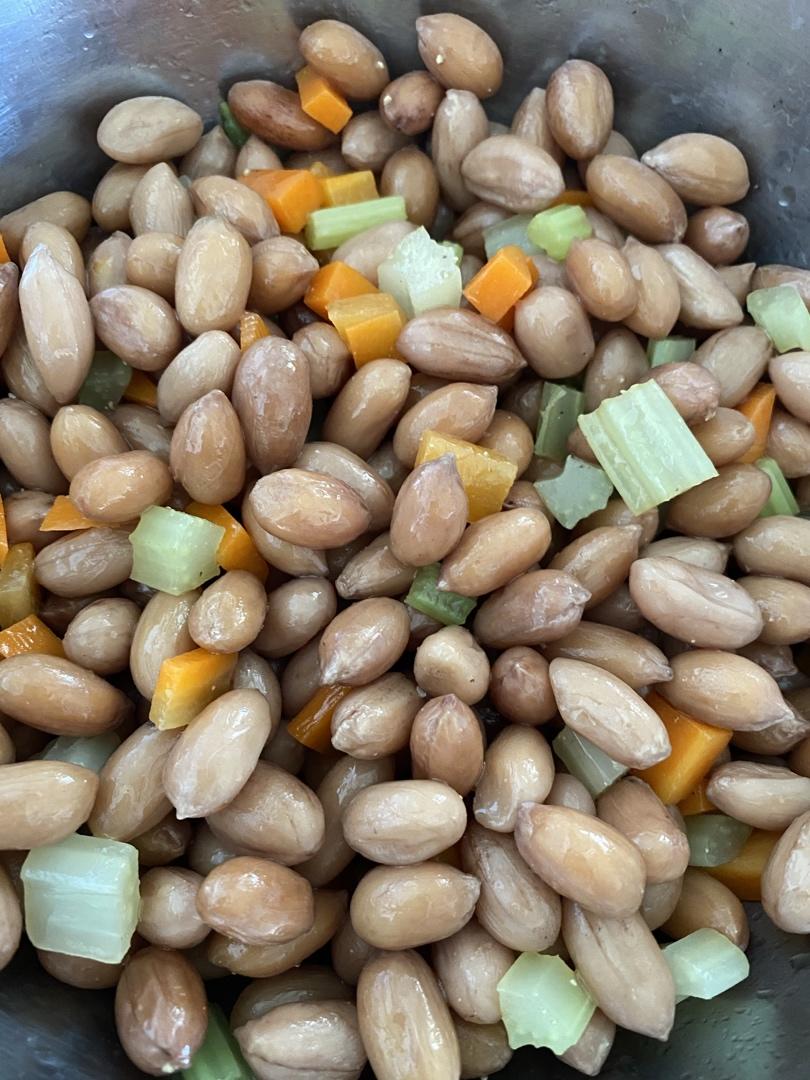 凉拌芹菜花生米胡萝卜