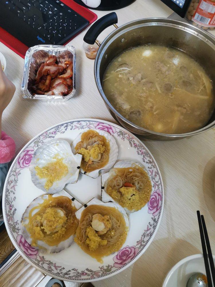 〈蒜蓉粉丝蒸扇贝〉，容易上手的一道菜。欣小厨 😉