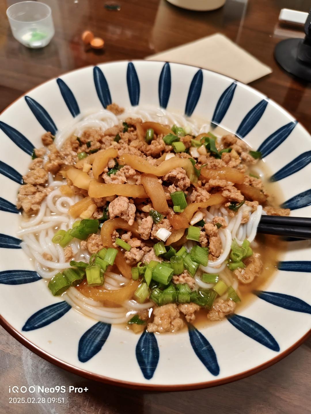 超快手的榨菜肉沫粉丝汤