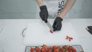草莓蛋糕制作配方，草莓控收下吧！的做法 步骤9