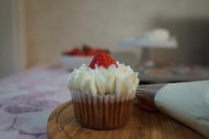 草莓椰浆海绵纸杯蛋糕的做法 步骤11