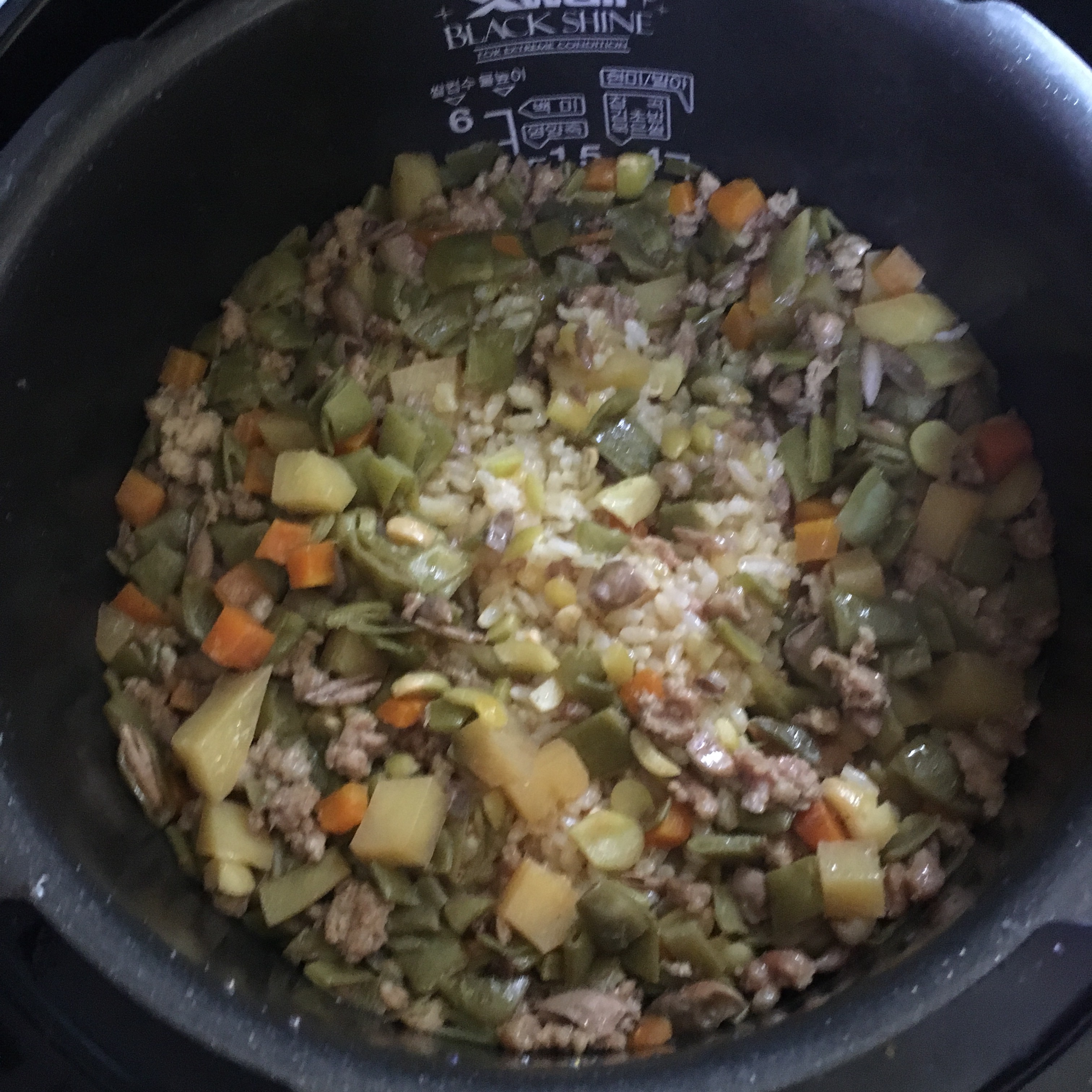 豆角土豆胡萝卜焖米饭的做法 步骤2