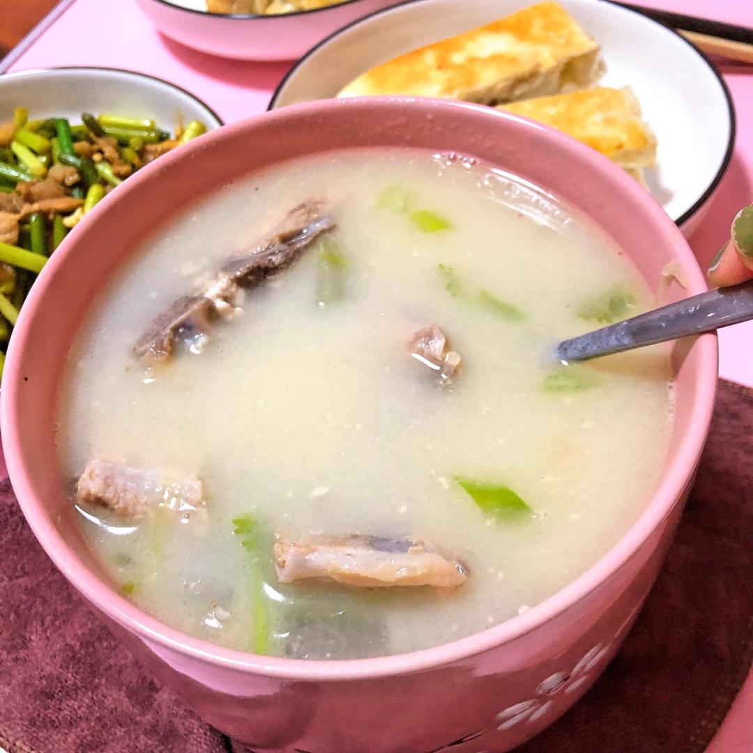 非常简单又美味的大骨头汤
