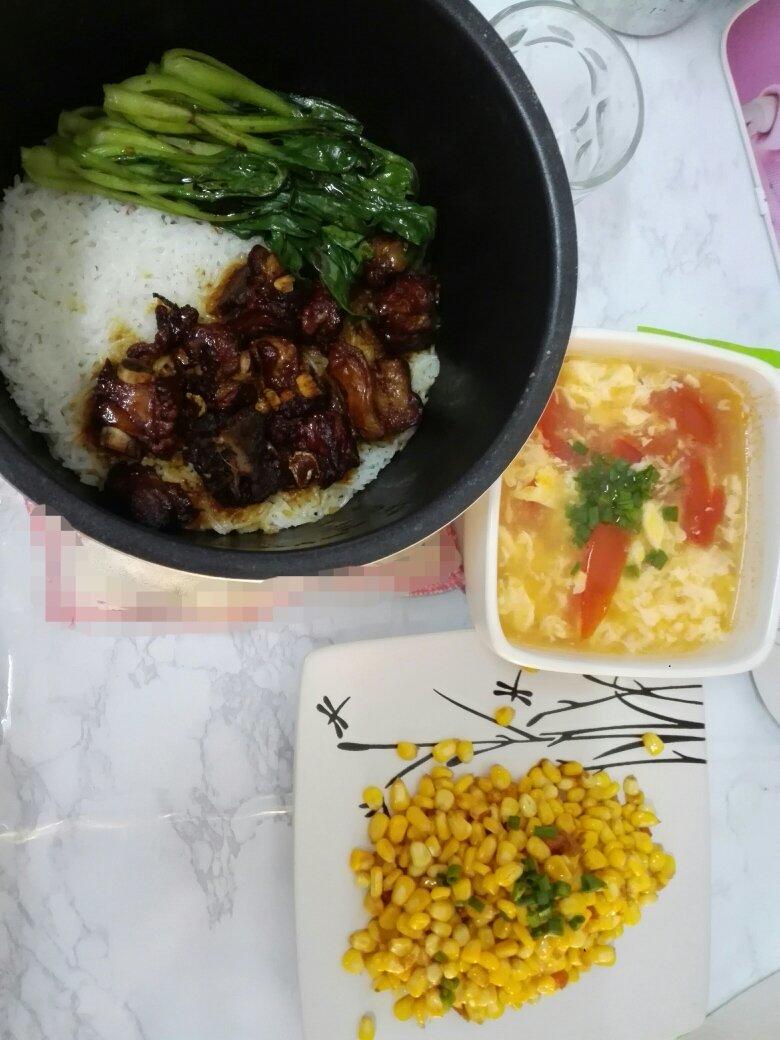 香辣排骨煲仔饭