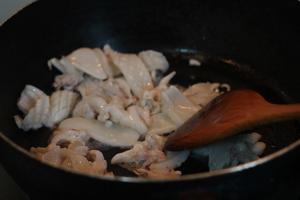 红烧杏鲍菇鱿鱼的做法 步骤2