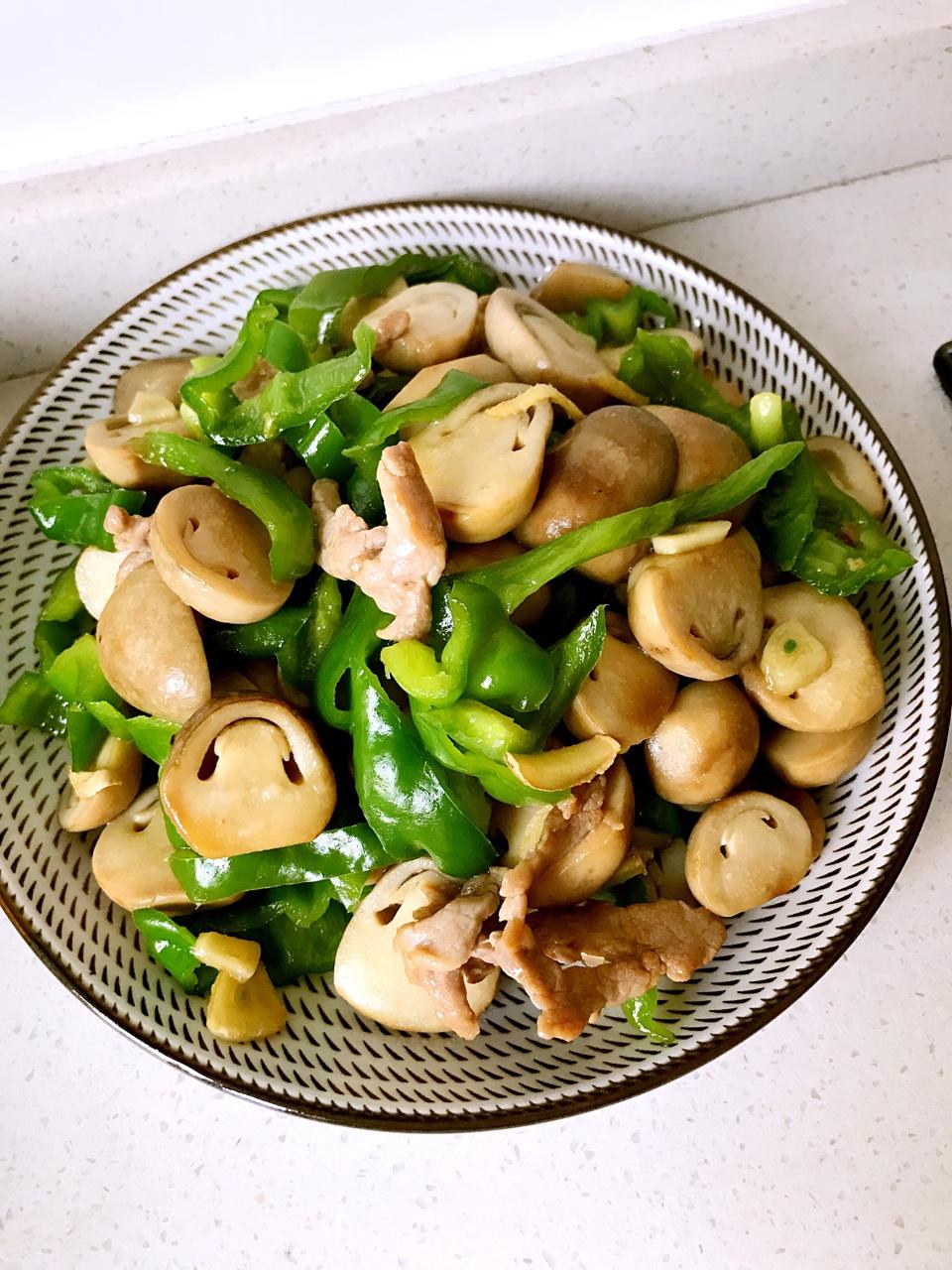 fay小厨做的草菇炒肉片