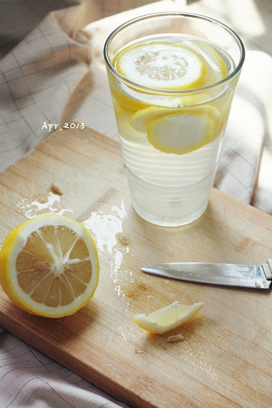 天空湛蓝做的蜂蜜柠檬水