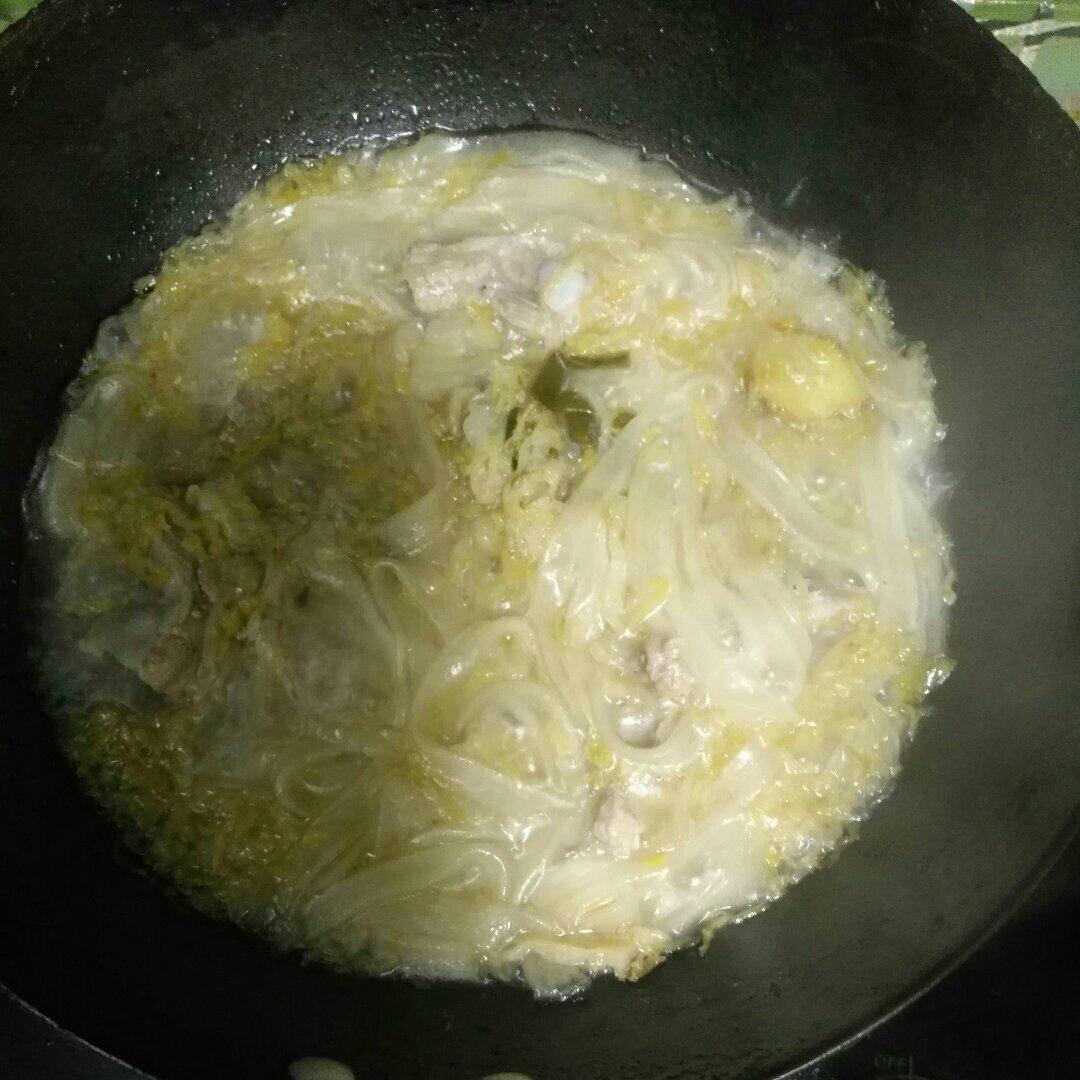 东北酸菜炖排骨