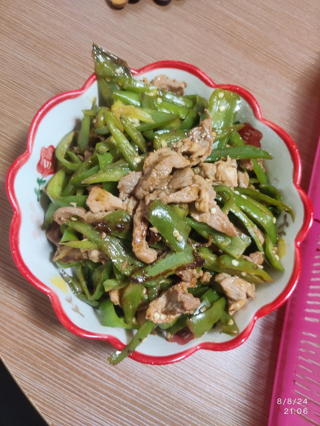 巨下饭的尖椒肉丝好吃得一碗接一碗