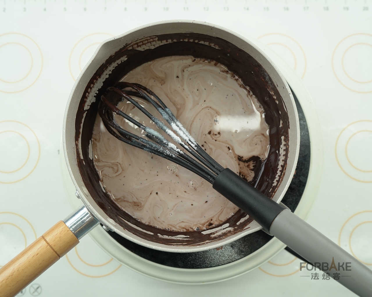 网红巧克力“鸭血”面包 | 生巧奶冻咸奶油面包的做法 步骤11