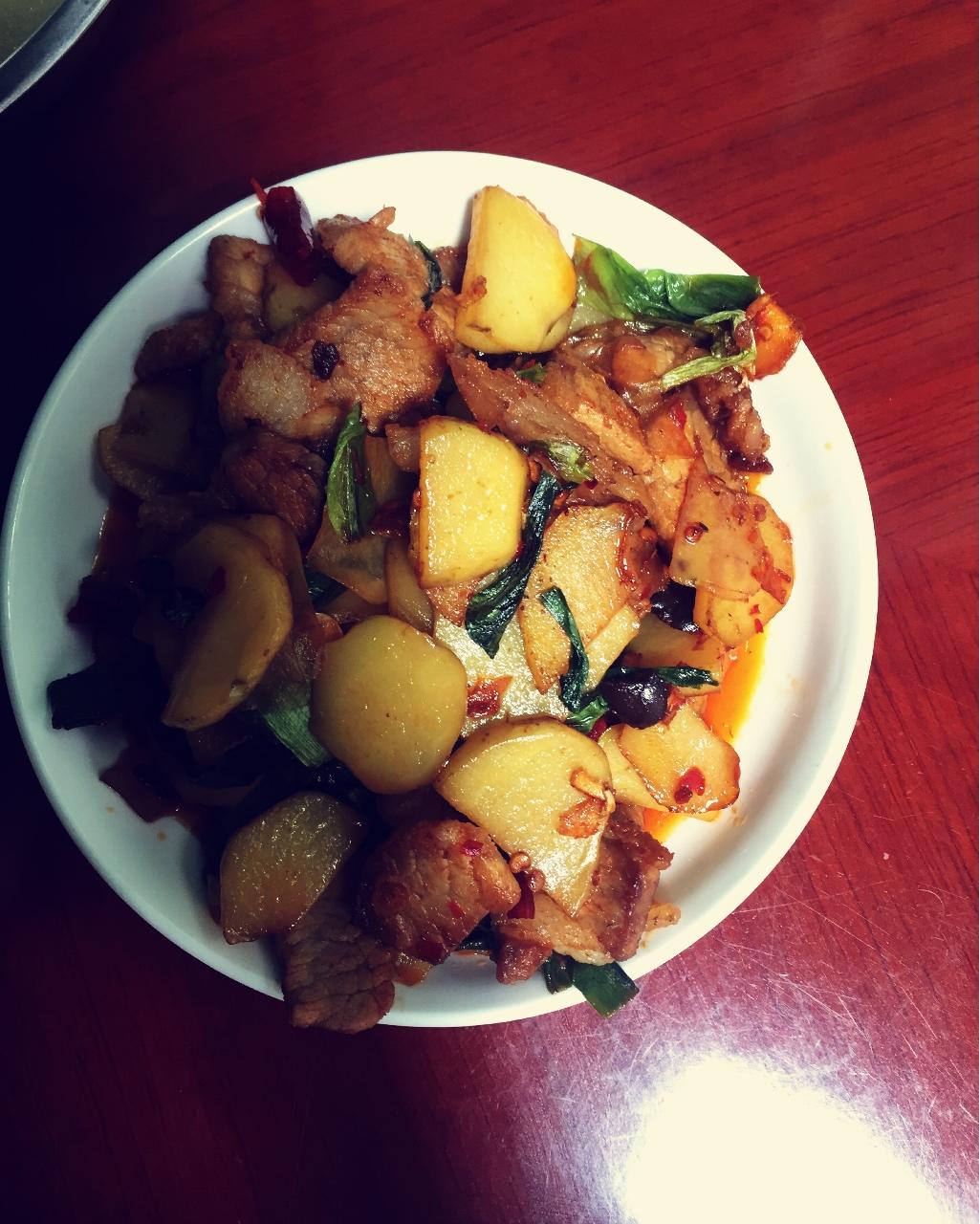 五花肉干煸土豆片