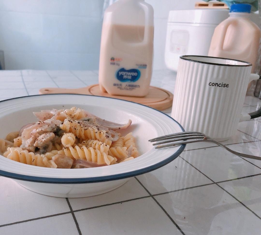 白蘑菇奶油培根意面