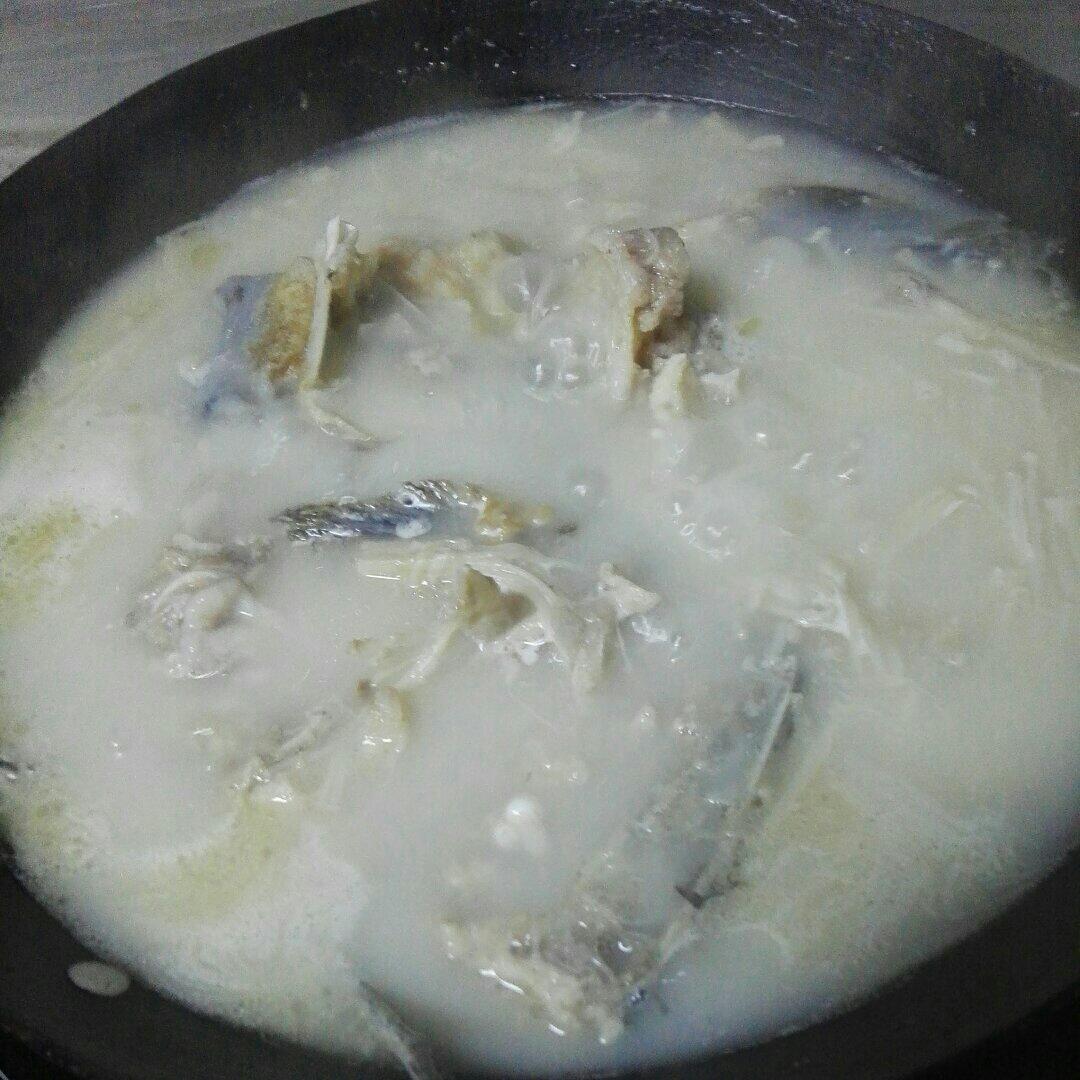 牛奶鱼头汤