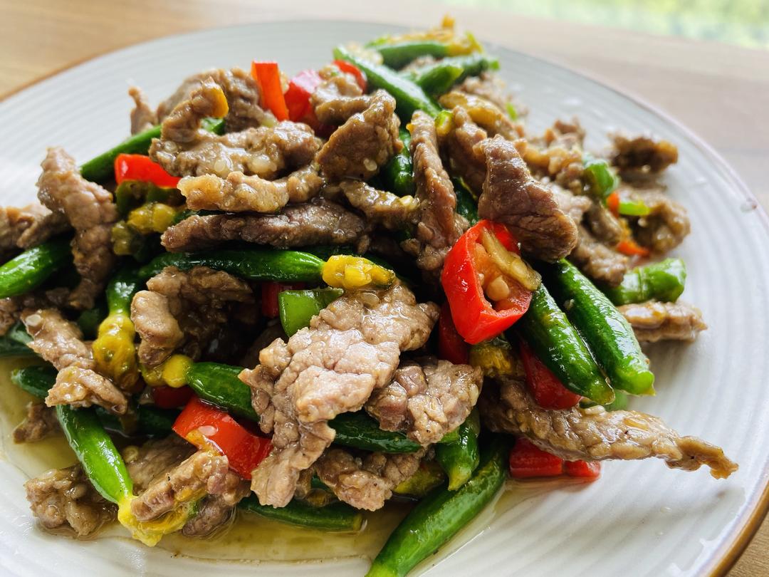 18秒嫩牛肉煸炒小黄瓜的做法